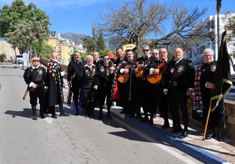 Los tunos entonan Clavelito en una Marbella desconcertada