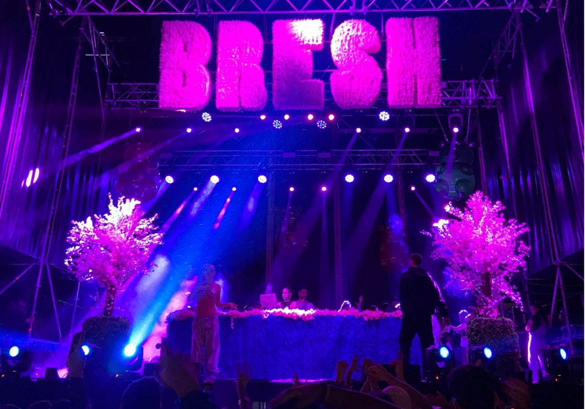 El escenario de Bresh, con los animadores y DJ, brilla al estilo de la fiesta.