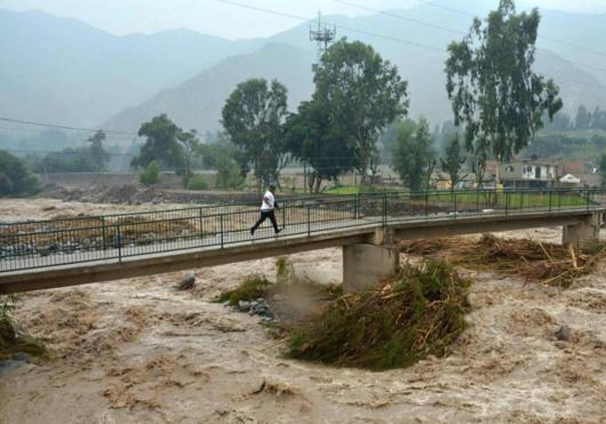 Imagen de archivo de un río con abundante caudal por lluvias torrenciales en Perú.