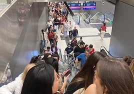 La estación Guadalmedina del metro, atestada durante la pasada Semana Santa.