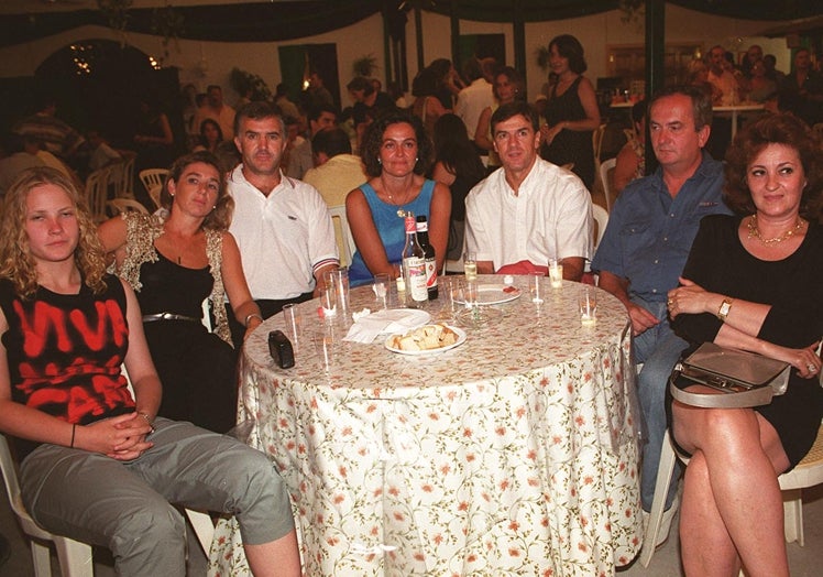 Marina Maljkovic, en la Feria de Málaga, junto a su padre y su madre, a la derecha, y las esposas de Manolo Rubia y Paco Alonso.