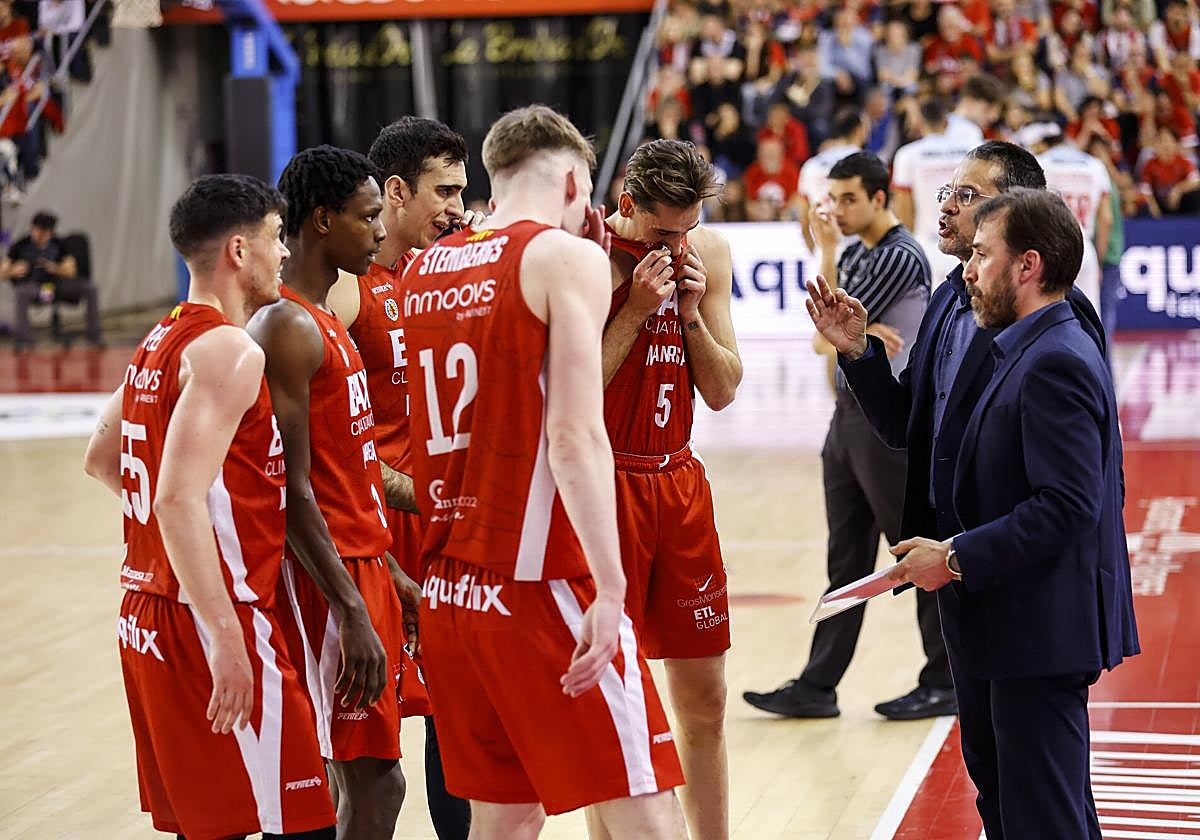 Pedro Martínez habla con sus jugadores del Baxi Manresa