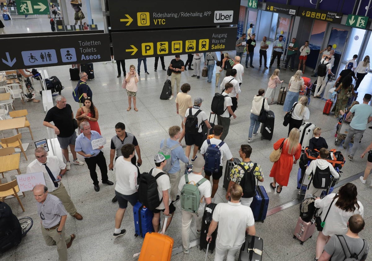 Turistas llegan al aeropuerto de Málaga.