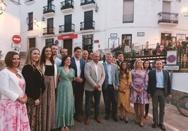 La renovada lista electoral del PP de Casares, encabezada por Francisco Carrasco, contó con el apoyo del alcalde de Estepona, José María García Urbano.