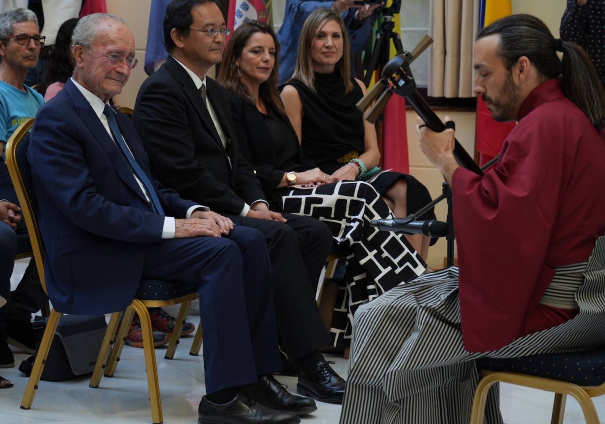 Actuación de José Luque, ante Francisco de la Torre y el embajador de Japón Takahiro Nakamae.