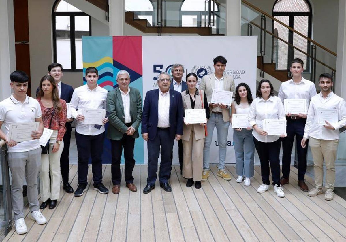 El director general de la FGUMA, Diego Vera; el vicerrector de Estudiantes y Deportes, José Francisco Murillo, y el rector, José Ángel Narváez, junto a los diez jóvenes homenajeados.