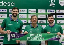 David Kravish, Juanma Rodríguez y Darío Brizuela durante las presentación de las renovaciones de los jugadores por tres campañas,