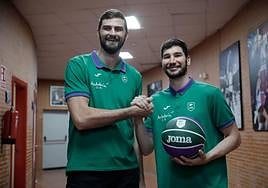 David Kravish y Darío Brizuela posan contentos antes de la rueda de prensa que ofrecieron ayer.