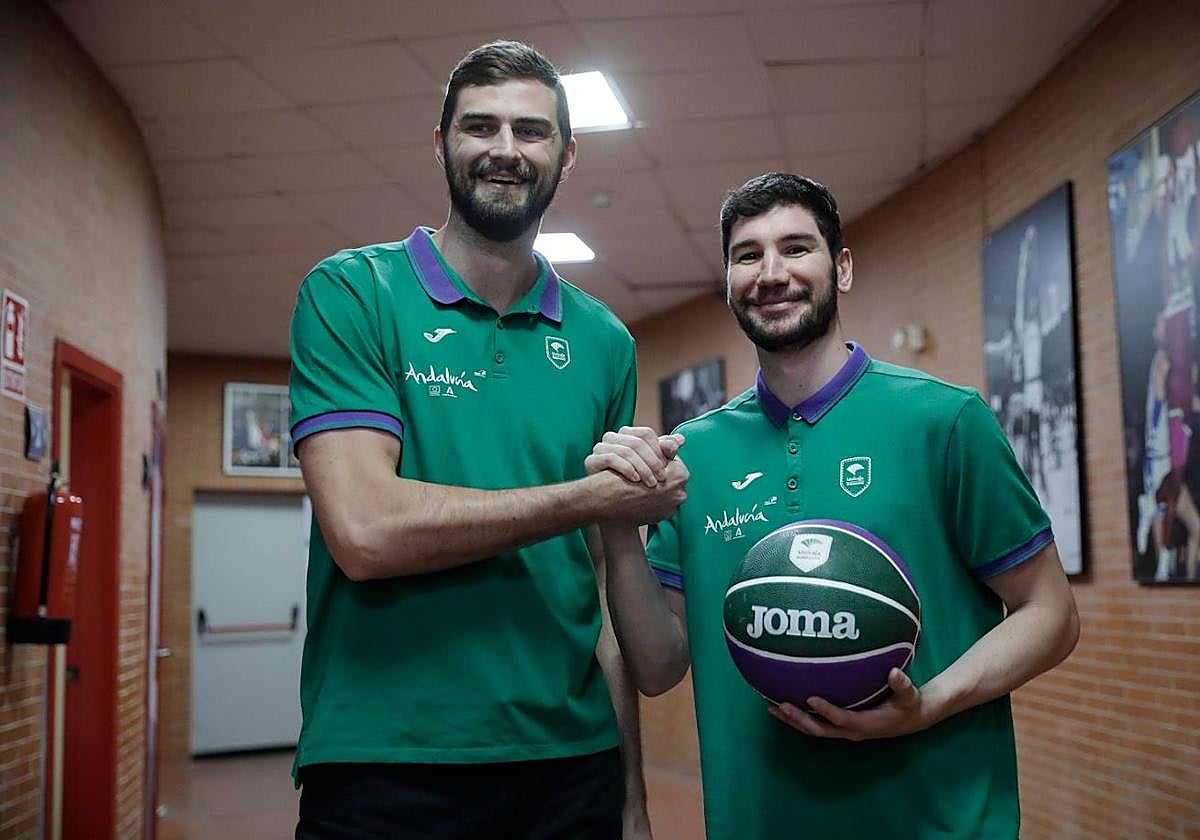 David Kravish y Darío Brizuela posan contentos antes de la rueda de prensa que ofrecieron ayer.