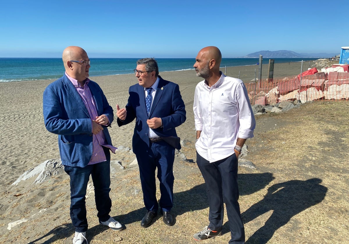 Jesús Carlos Pérez Atencia, Antonio Moreno Ferrer y Juan García, este martes en la zona.