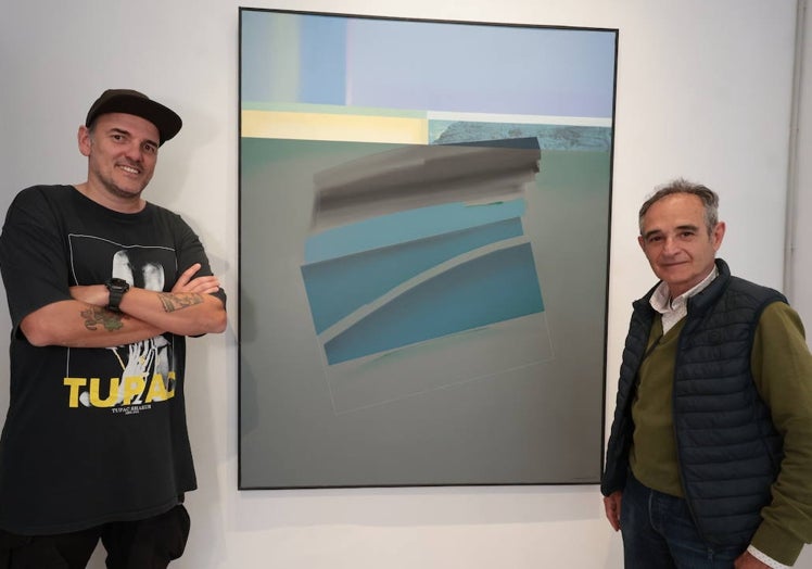 Pablo Ruano e Ignacio del Río franquean la obra de gran tamaño de Dámaso Ruano en la galería.