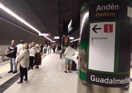 Viajeros esperando al metro en el andén de la estación Guadalmedina.