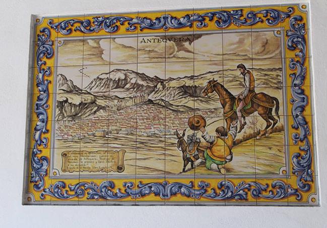 Azulejo en la entrada de la Biblioteca de San Zoilo de Antequera.