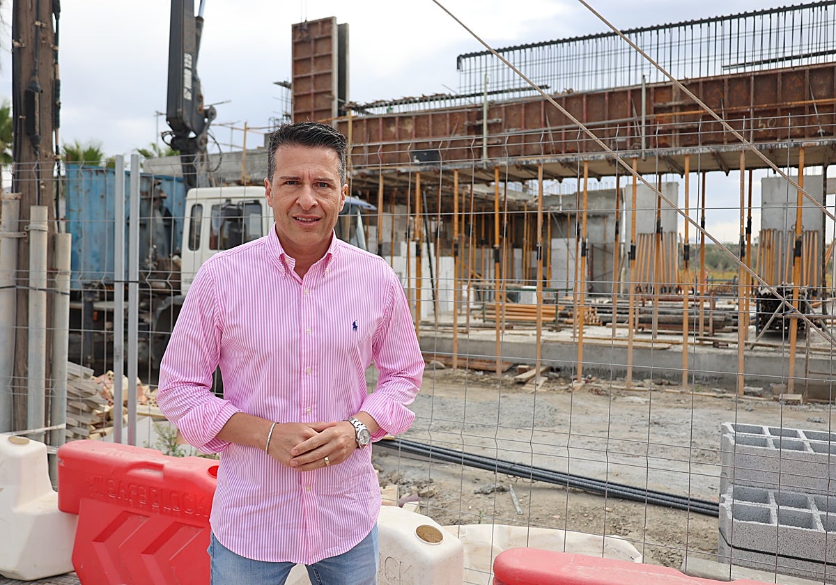 El alcalde torroxeño, Óscar Medina, junto a las obras del nuevo tanatorio.