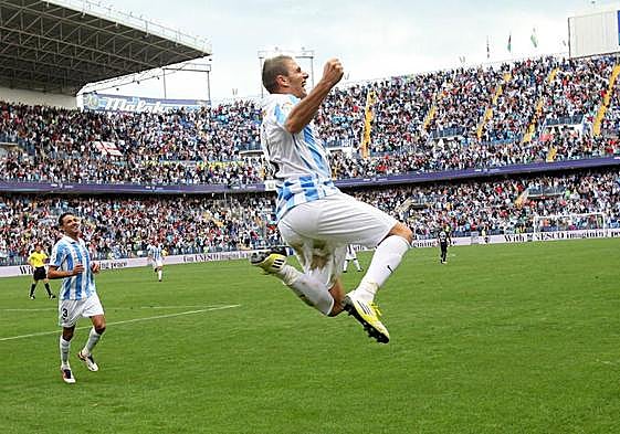 Joaquín celebra un gol con el Málaga en La Rosaleda en 2012.