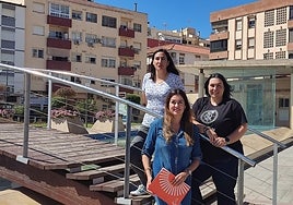 Sonia Ruiz, Ana Belén Palomo y Clara Perles, en la plaza de la Constitución.