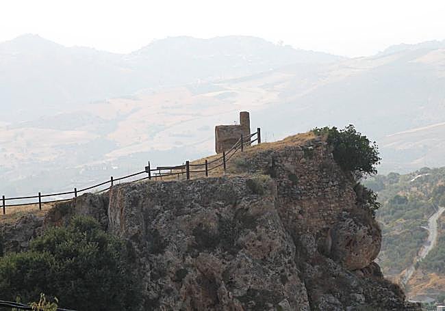 Sobre este abrupto cerro se encuentran los restos del castillo andalusí de Casarabonela.