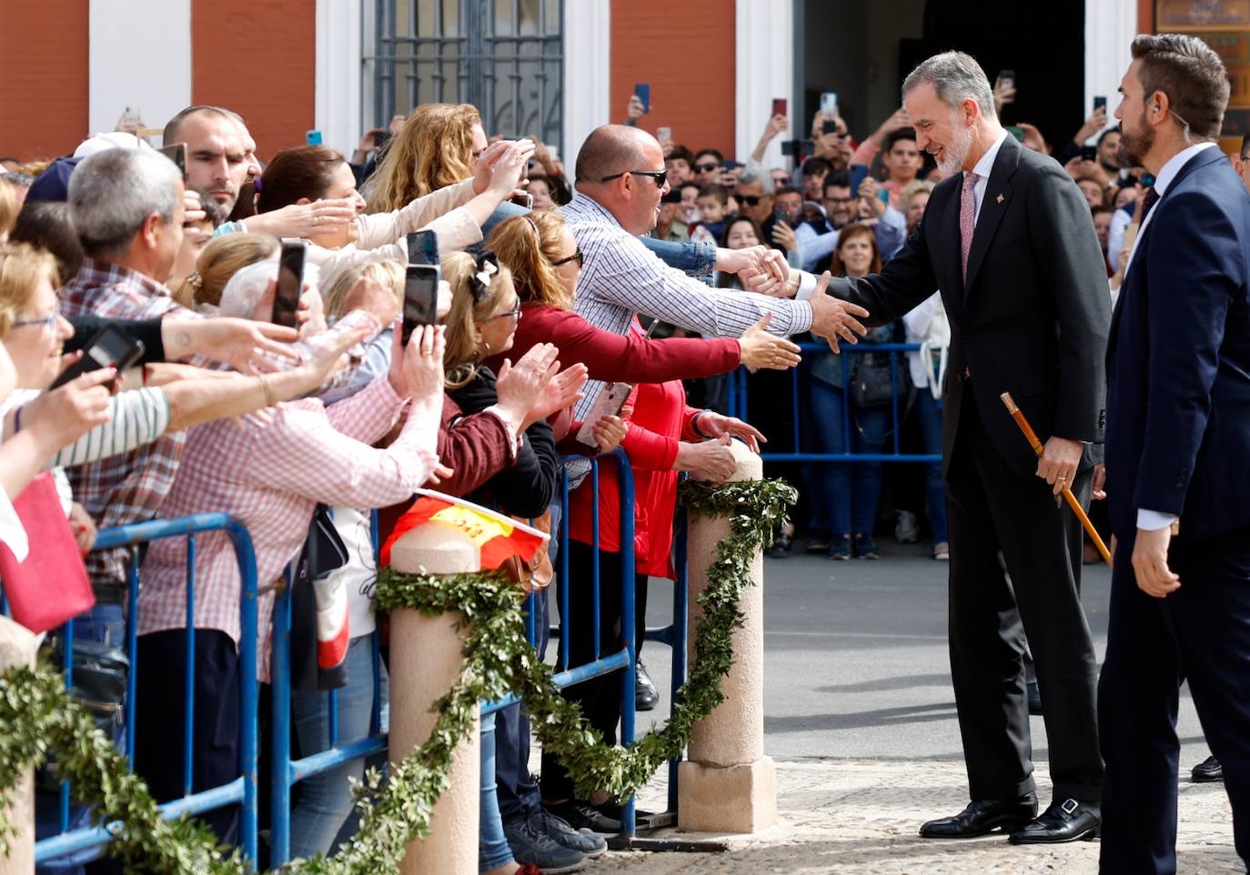 El rey Felipe VI se da un baño de multitudes a su llegada a Ronda