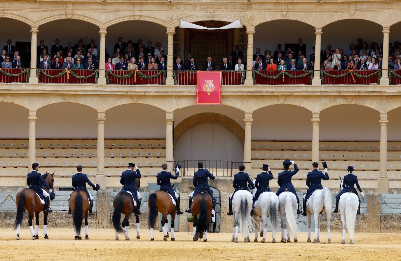 El rey Felipe VI se da un baño de multitudes a su llegada a Ronda