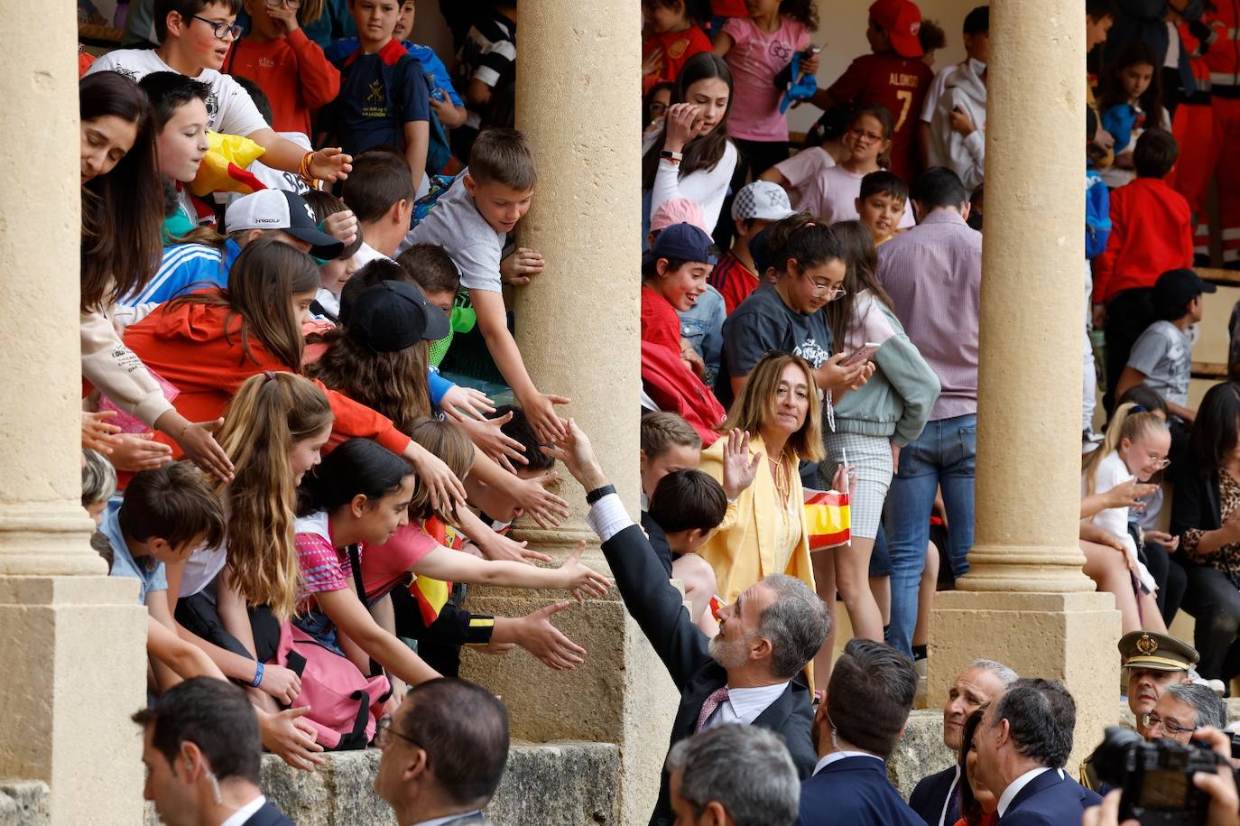 El rey Felipe VI se da un baño de multitudes a su llegada a Ronda