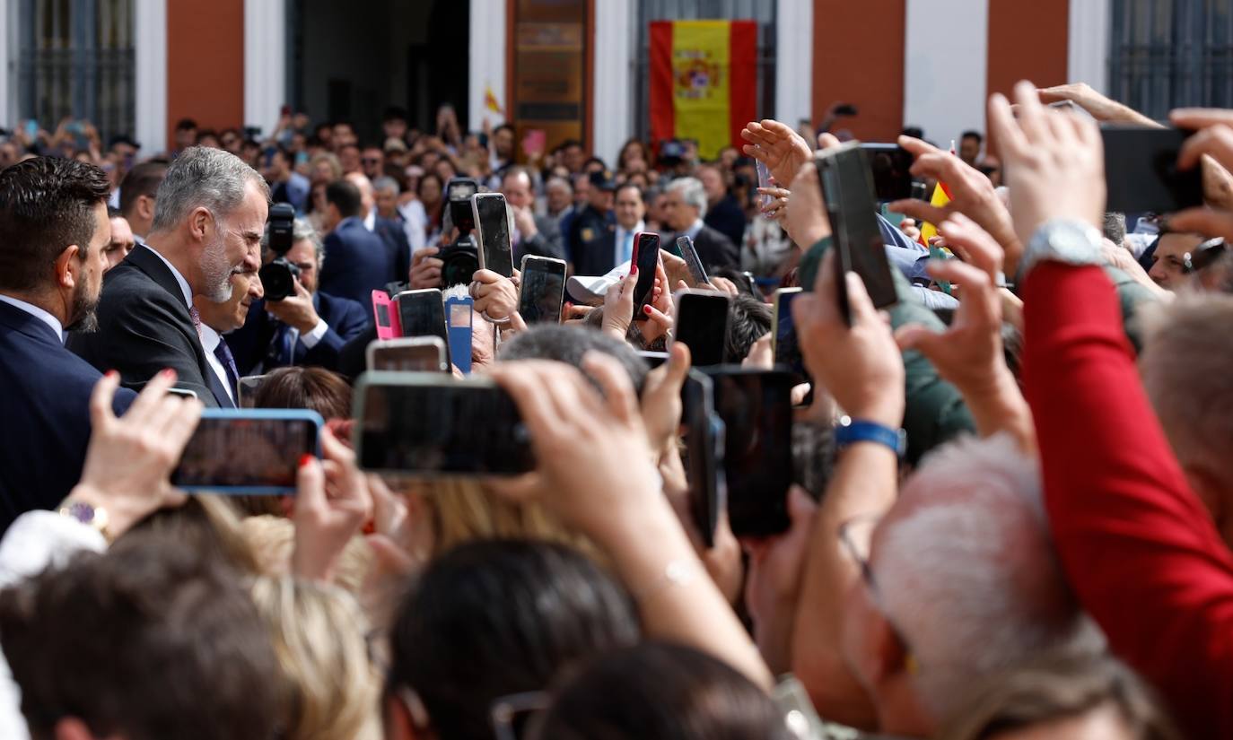 El rey Felipe VI se da un baño de multitudes a su llegada a Ronda