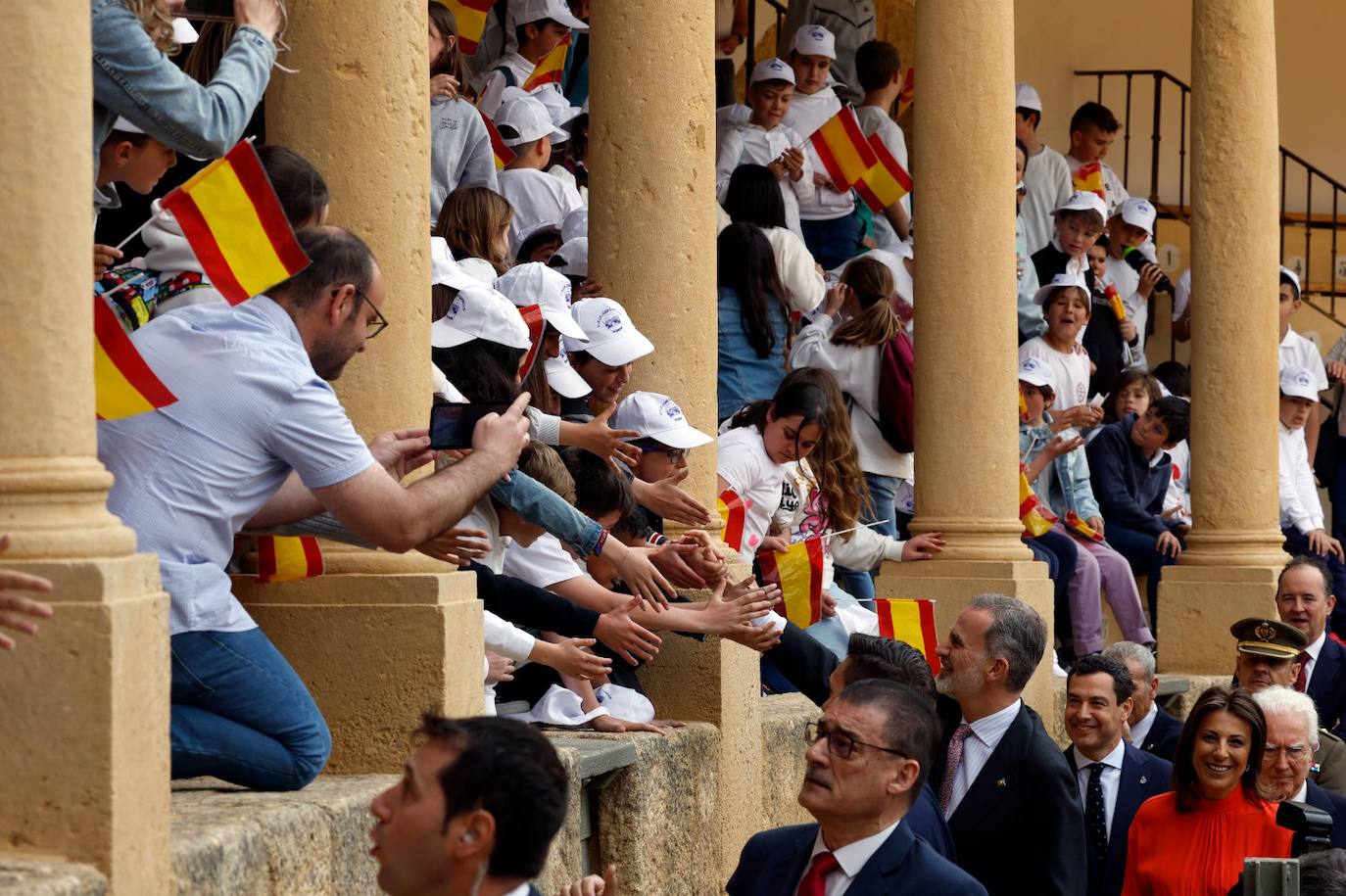 El rey Felipe VI se da un baño de multitudes a su llegada a Ronda