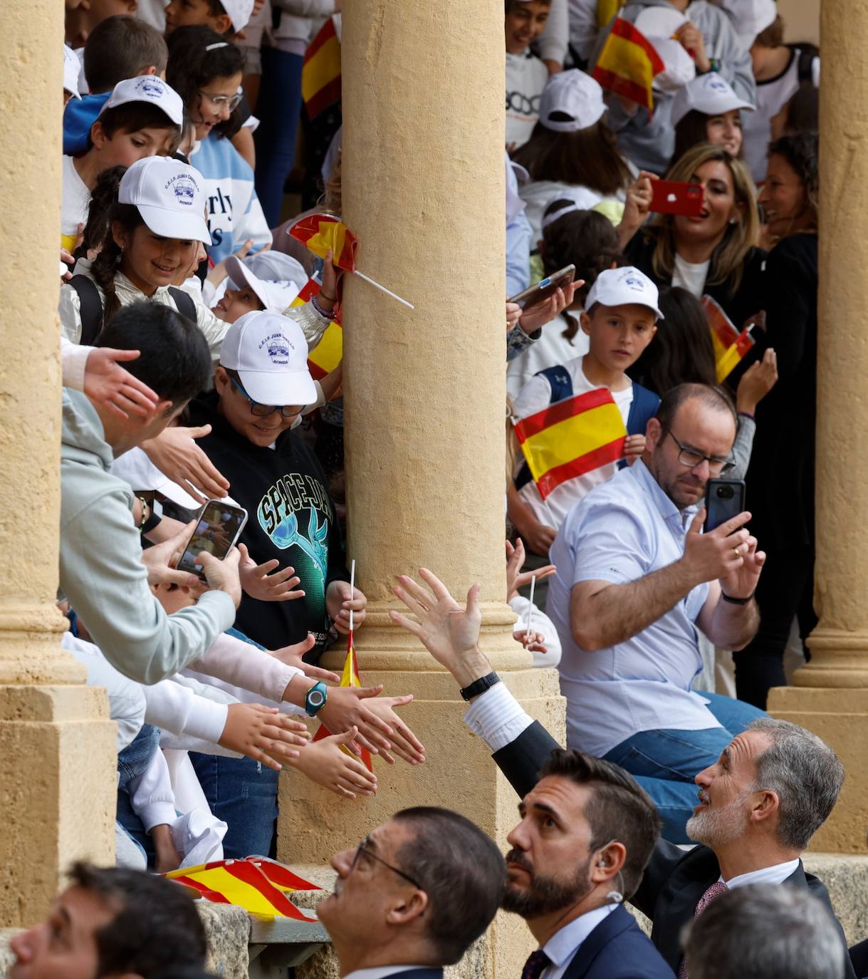 El rey Felipe VI se da un baño de multitudes a su llegada a Ronda