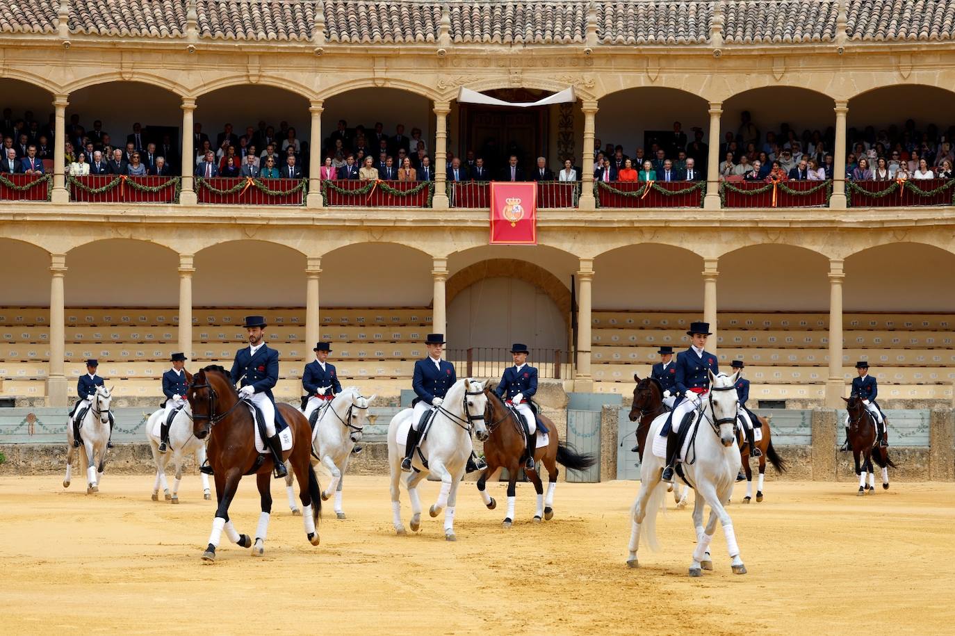 El rey Felipe VI se da un baño de multitudes a su llegada a Ronda