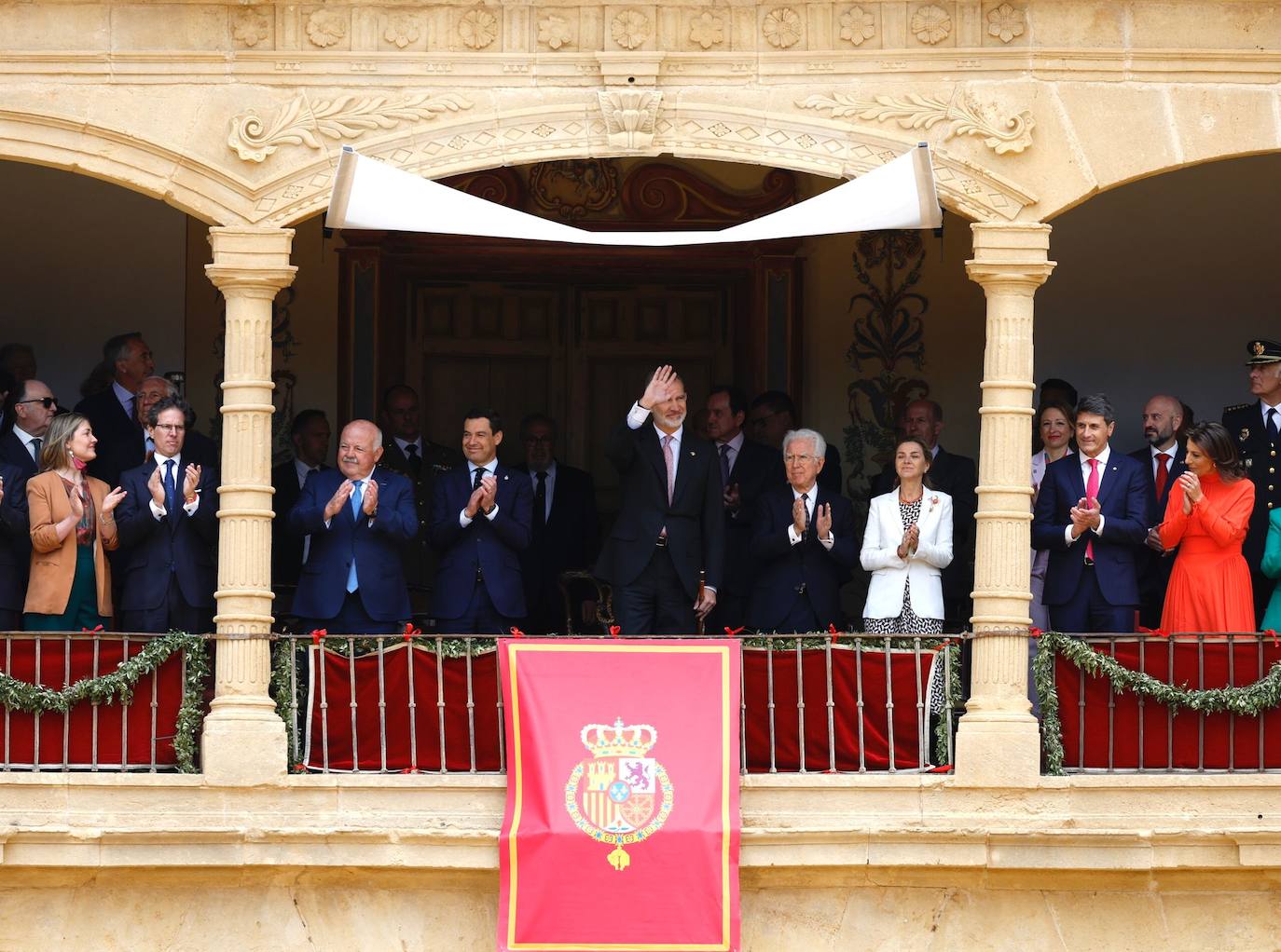 El rey Felipe VI se da un baño de multitudes a su llegada a Ronda