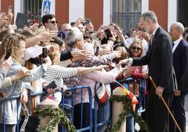 El rey Felipe VI se da un baño de multitudes a su llegada a Ronda
