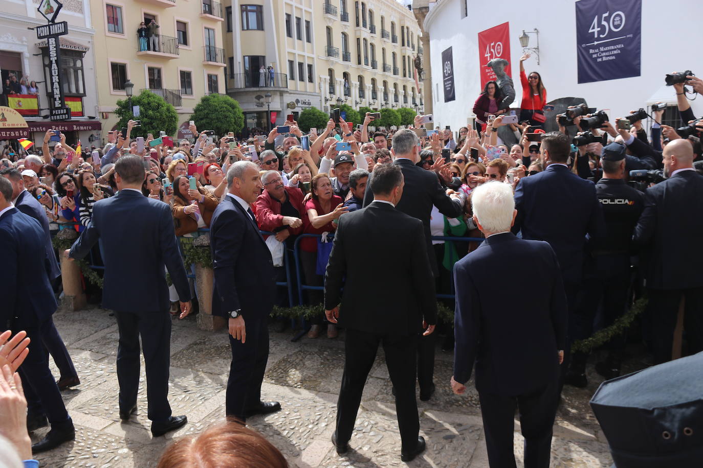 El rey Felipe VI se da un baño de multitudes a su llegada a Ronda