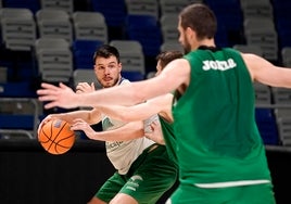 Barreiro busca un pase en un entrenamiento.