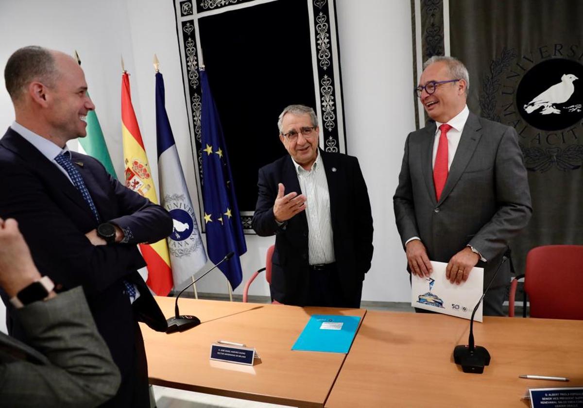 El rector, José Ángel Narváez, y el director de Oracle en España, Albert Triola, en la firma del convenio.