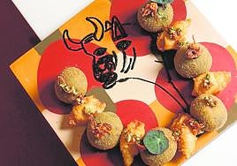 Croquetas de choco sobre stencil del toro Guernica.