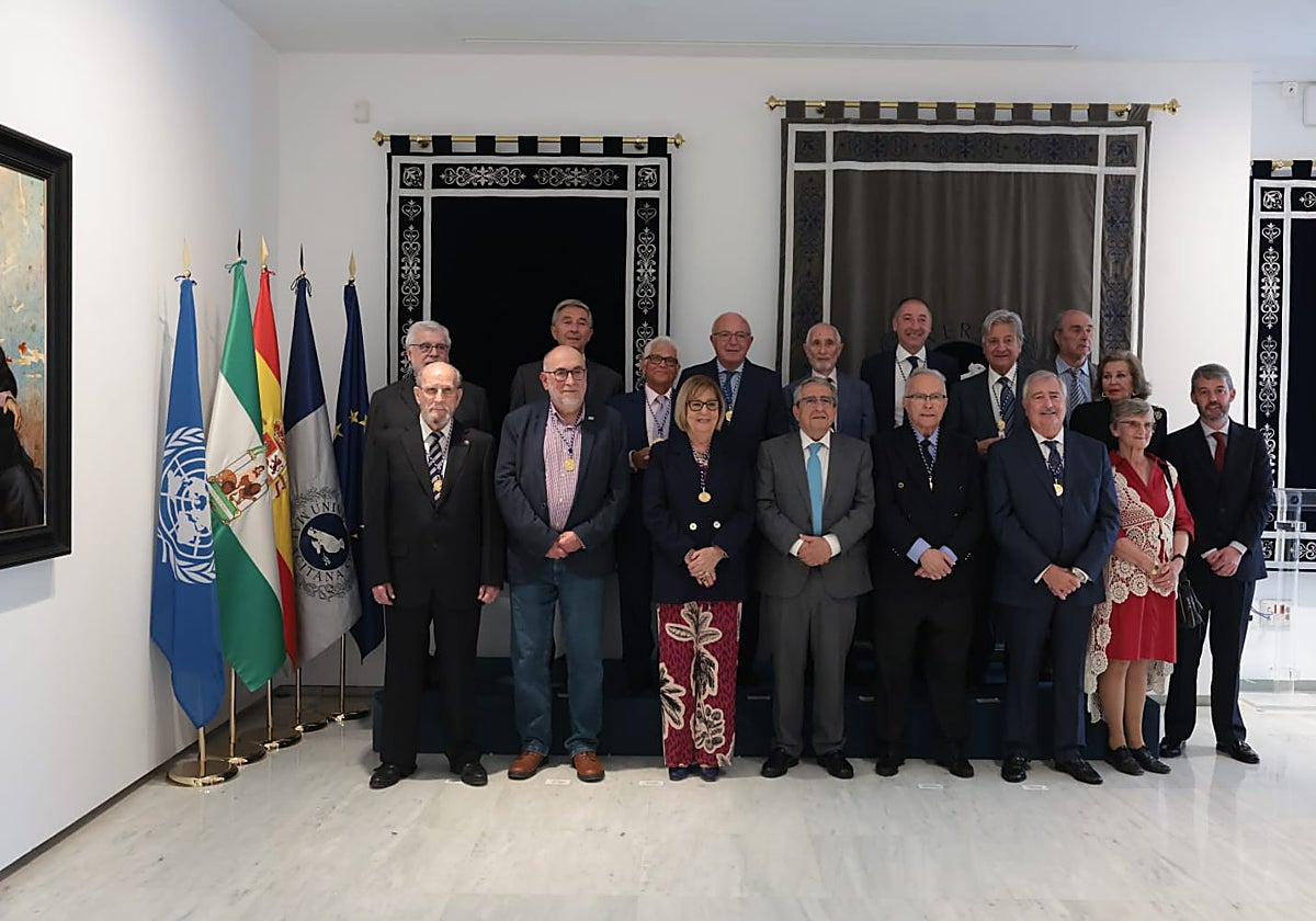 Exrectores y presidentes del consejo social, con el rector, José Ángel Narváez.