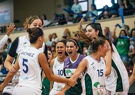 Las jugadoras del Unicaja femenino celebran su victoria ante el Azul Marino Viajes Mallorca Sant Josep por 67 a 58.