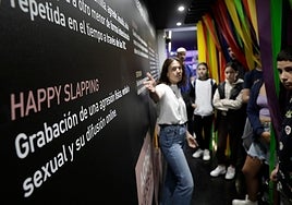 Una guía de 'Ciberland' explica a varios adolescentes algunos de los peligros que se esconden en Internet.