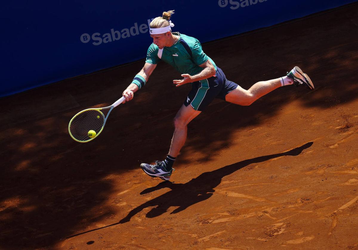 Alejandro Davidovich, en un golpeo de derecha en carrera.