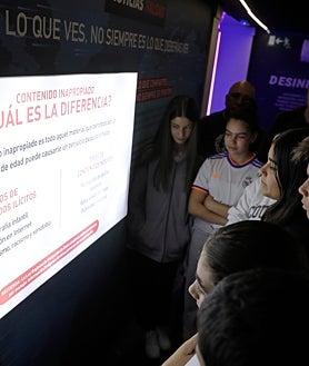 Imagen secundaria 2 - Varios alumnos del IES Miguel Romero Esteo, en la excursión a 'Ciberland'.