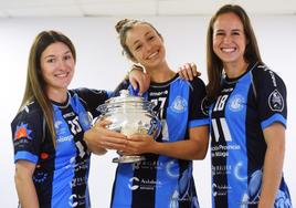 Espe López, Isa Medeiros y María Pérez, posando para SUR.