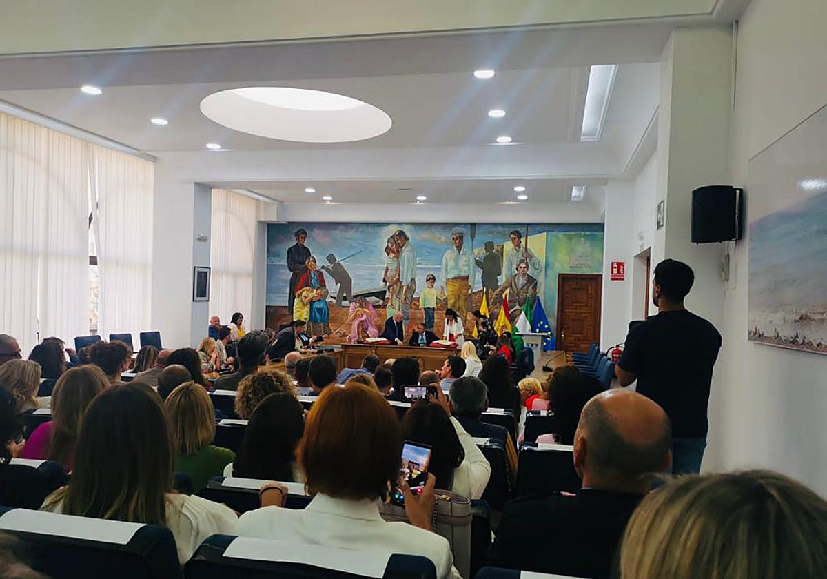 Acto en el salón de plenos con los nuevos funcionarios municipales.