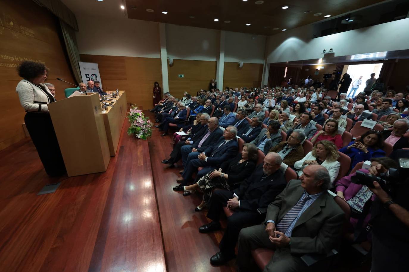 La actual rectora de la Universidad de Granada pronunció la 'laudatio' del acto de entrega de medallas.