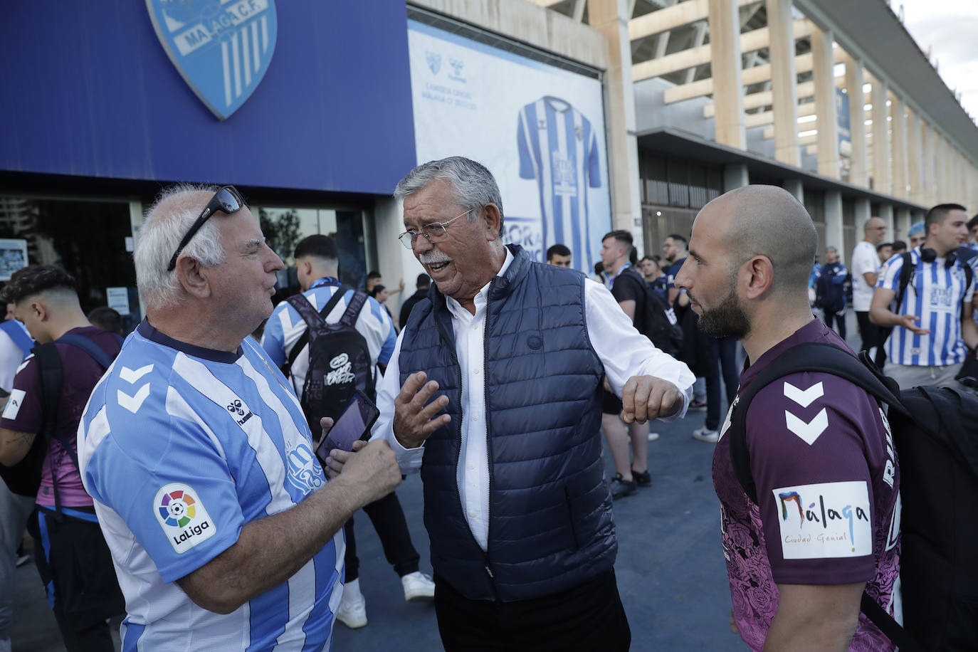 Los aficionados del Málaga parten con ilusión a Lugo