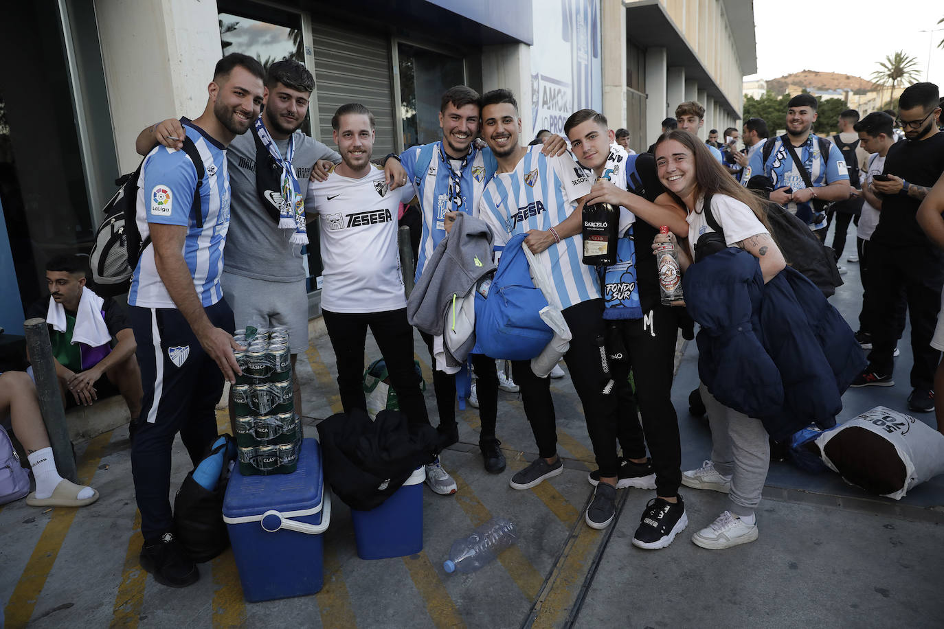 Los aficionados del Málaga parten con ilusión a Lugo