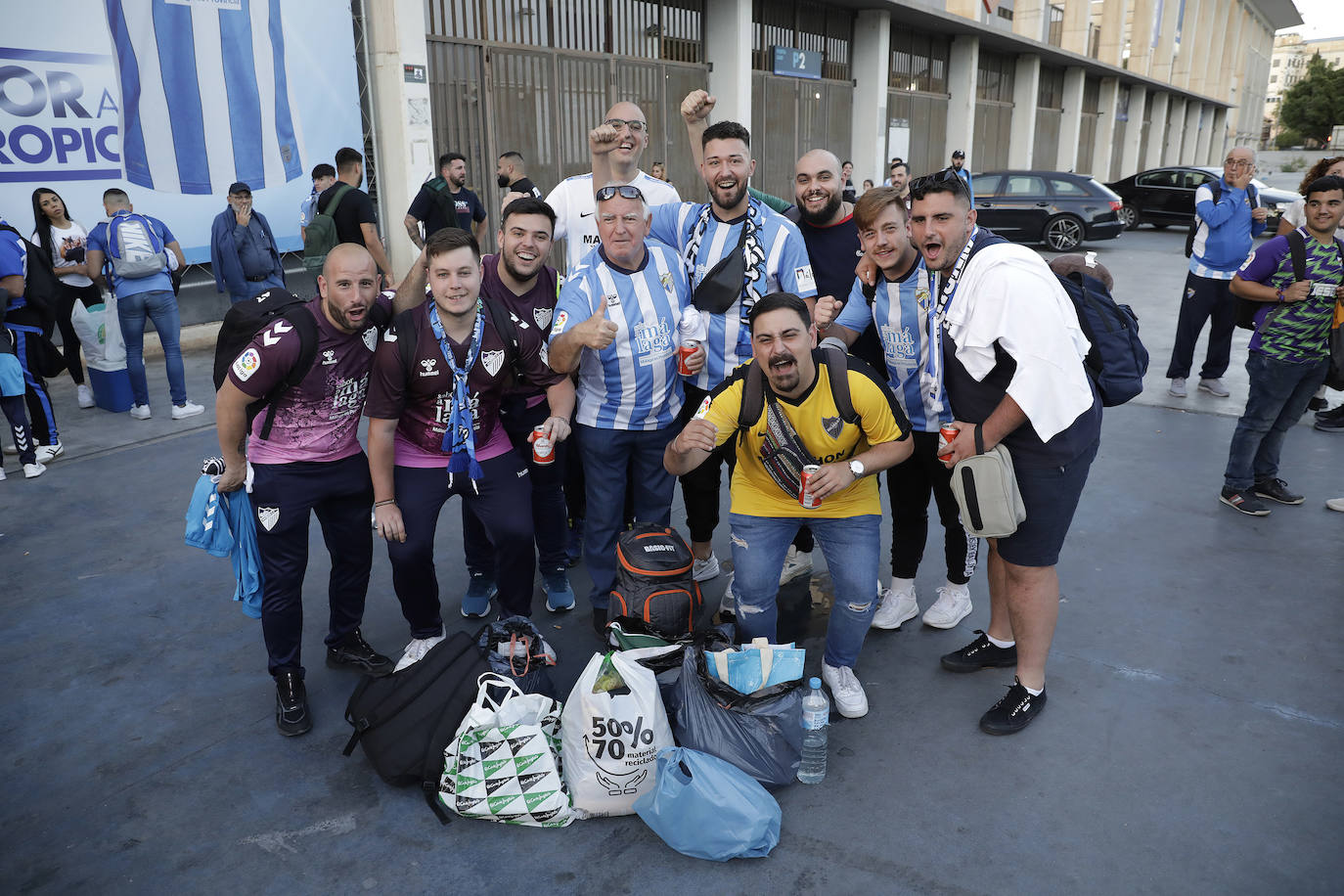 Los aficionados del Málaga parten con ilusión a Lugo