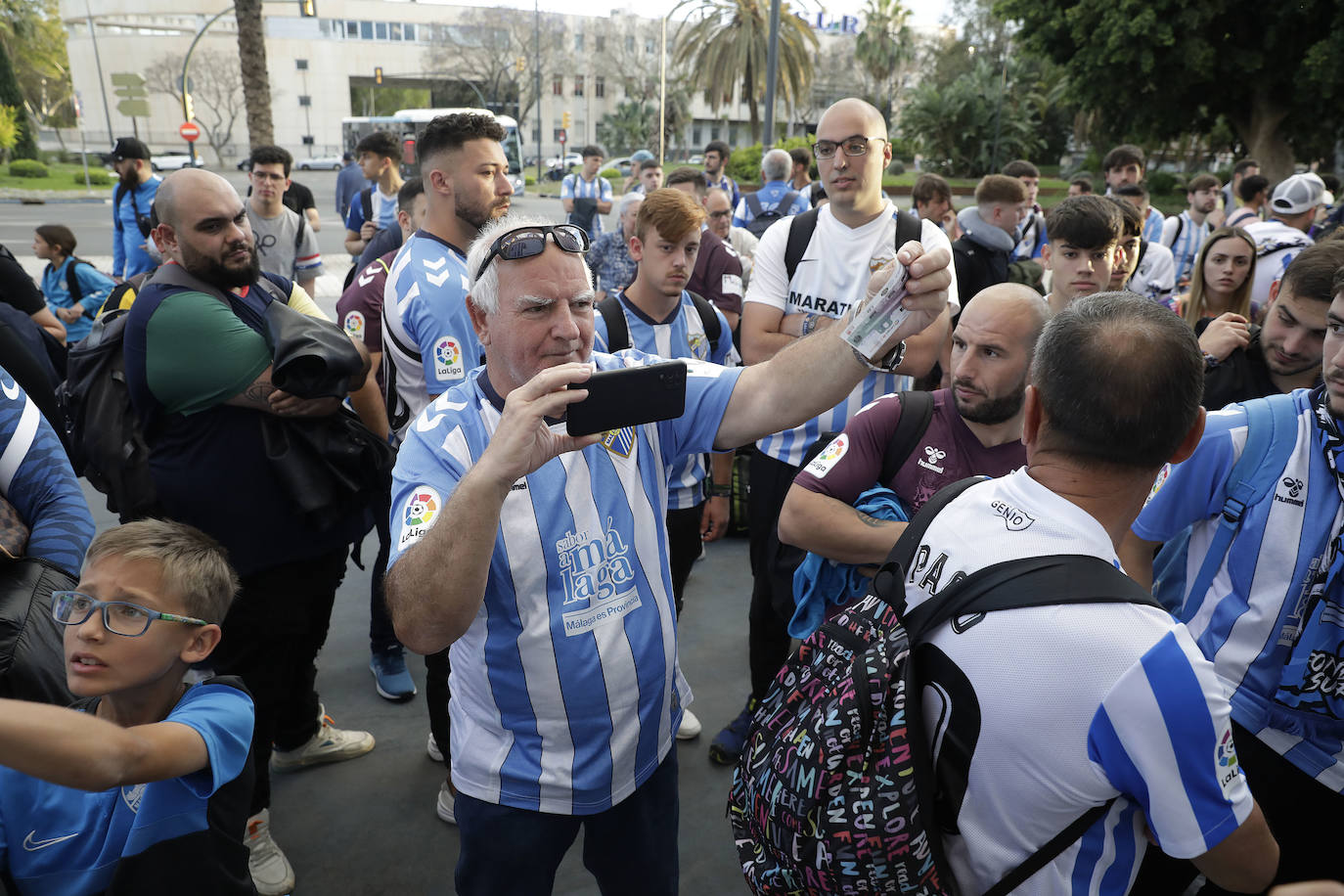 Los aficionados del Málaga parten con ilusión a Lugo