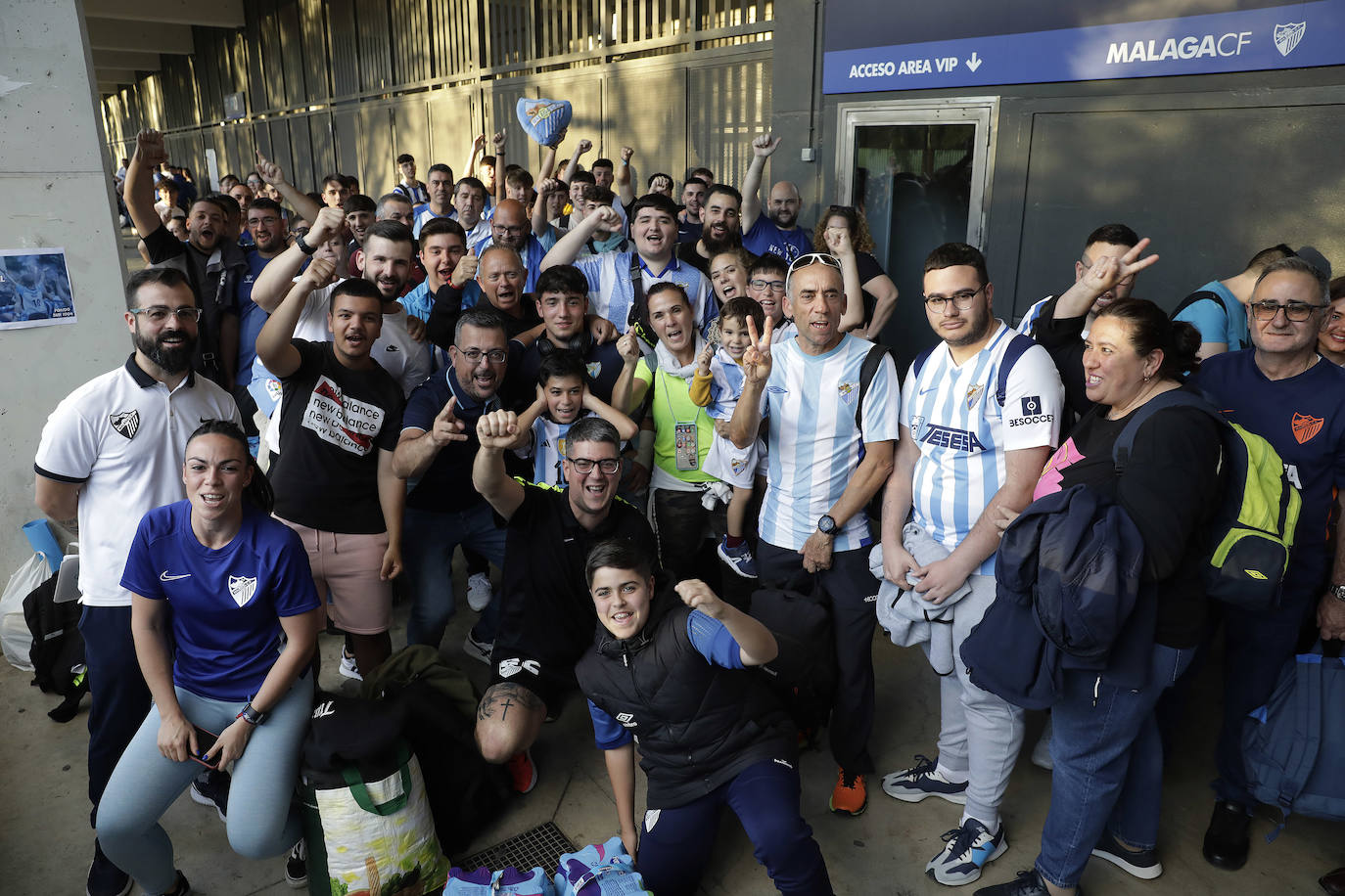 Los aficionados del Málaga parten con ilusión a Lugo