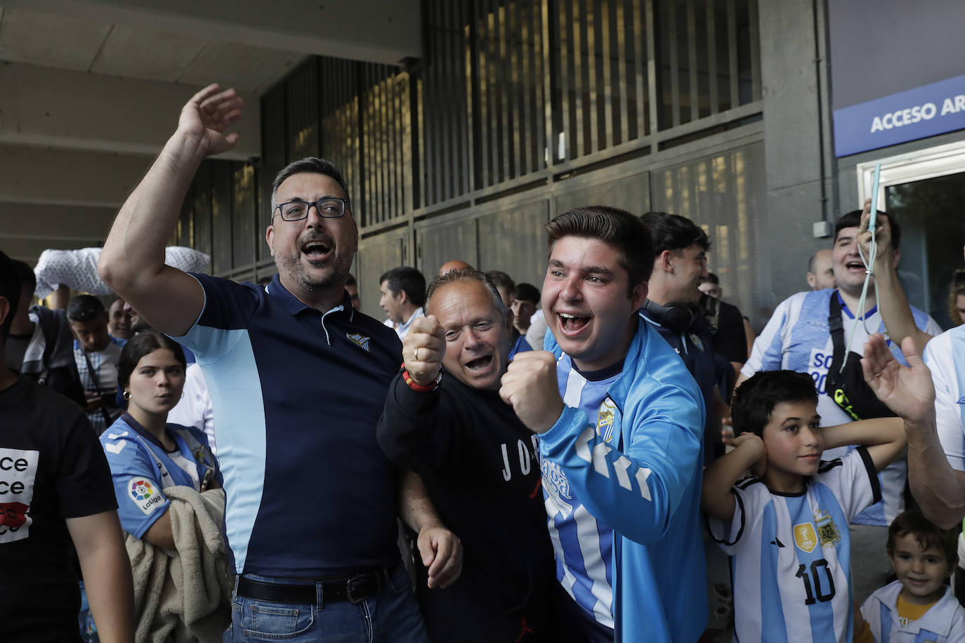 Los aficionados del Málaga parten con ilusión a Lugo