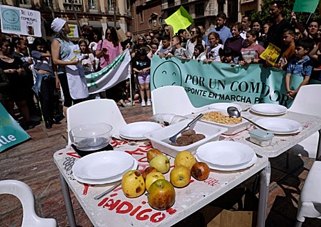 Imagen secundaria 1 - Más imágenes de la protesta. 
