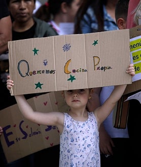 Imagen secundaria 2 - Más imágenes de la protesta. 